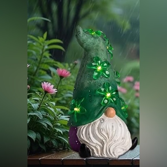 Garden Gnome with Green solar LED Hat - Picture 2 of 9